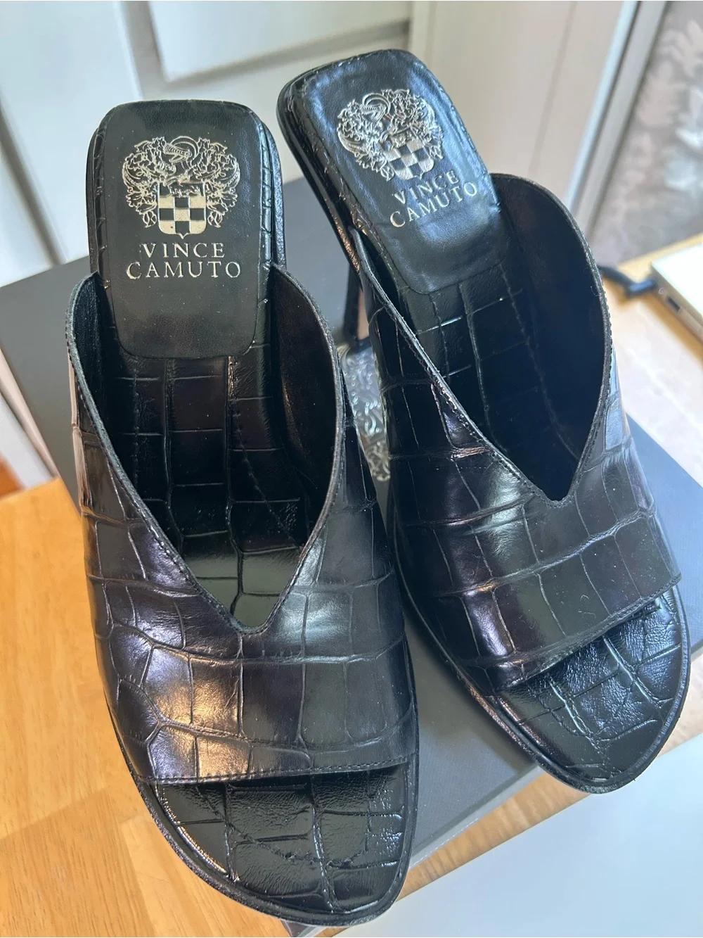 Vince Camuto Mershid Black Glazed Crocodile Pattern Sandals Size 8 EUC